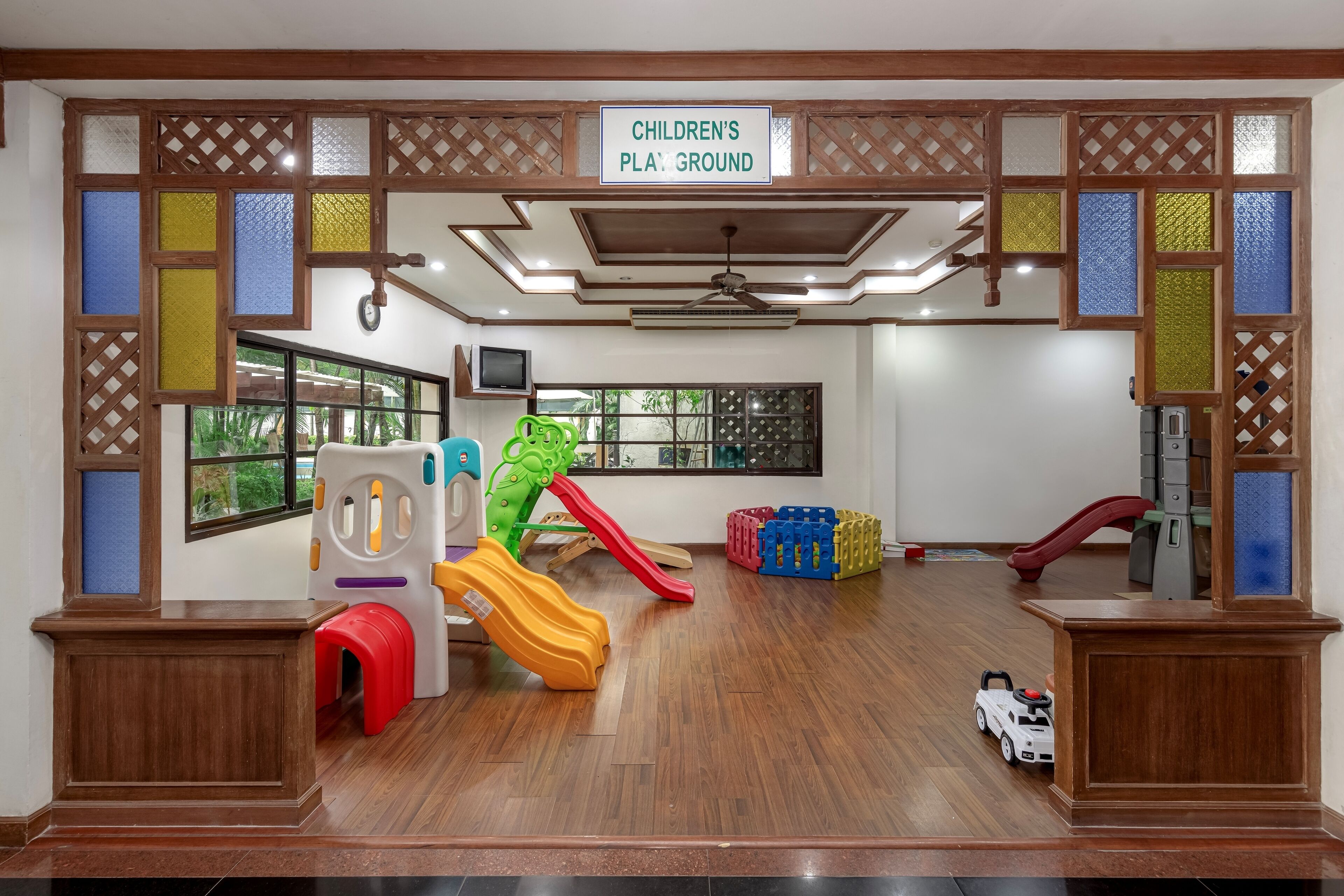 Un espace de jeux pour enfants avec plusieurs toboggans et diverses structures de jeu.