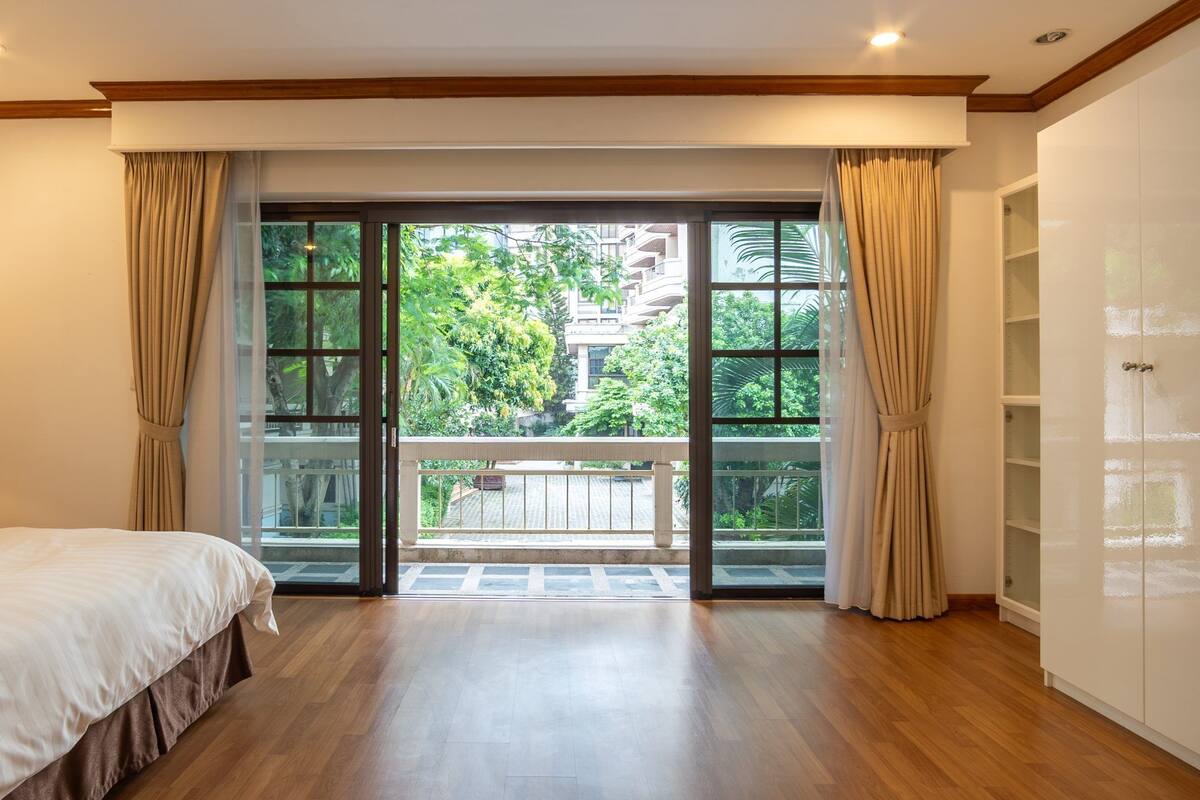 Két bảo mật tại phòng, bàn, màn/rèm cản sáng, bàn ủi/dụng cụ ủi quần áo 