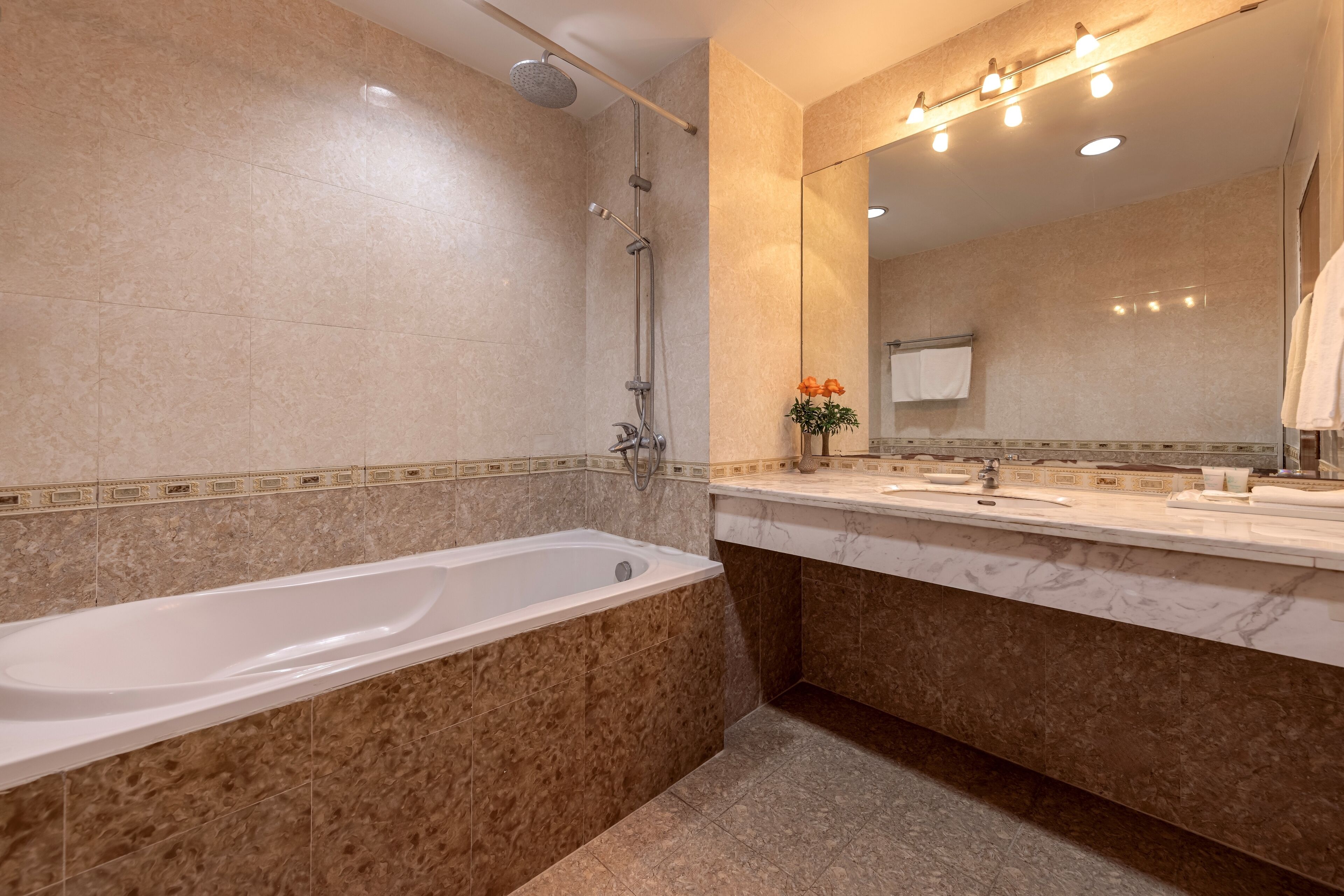 Ein modernes Badezimmer mit einer großzügigen Badewanne, zwei Waschbecken und einer Dusche.