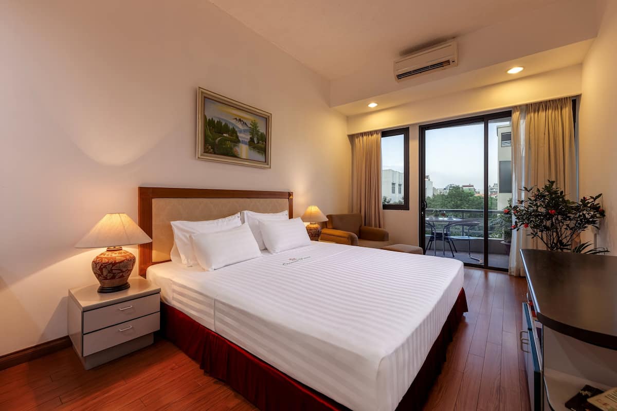 Căn hộ Executive, 2 phòng ngủ, quang cảnh hồ bơi, cạnh hồ bơi | Két bảo mật tại phòng, bàn, màn/rèm cản sáng, bàn ủi/dụng cụ ủi quần áo 