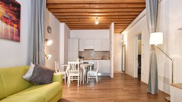 Smart-TV, DVD-Player, Bücher, Stereoanlage