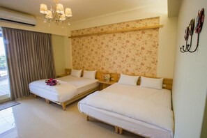 Standard Quadruple Room | Blackout drapes, free WiFi, bed sheets - Funny BnB (Donggang)