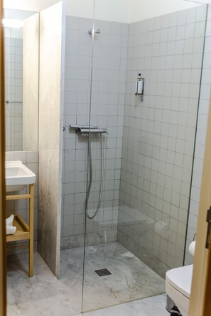 Douche, sèche-cheveux, serviettes fournies