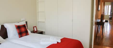 1 chambre, coffres-forts dans les chambres, fer et planche à repasser