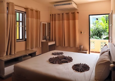 2 habitaciones, caja de seguridad en la habitación y escritorio