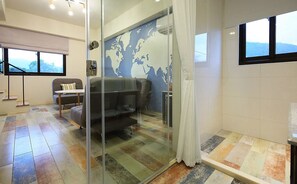 Familierom | Baderomsfasiliteter | Dusj, toalettartikler (inkludert), hårføner og tøfler