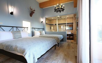 精緻四人房 | 高級寢具、獨特裝潢、布置獨特、書桌