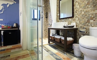 Family Room | Bathroom amenities | Shower, free toiletries, hair dryer, slippers