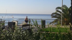 A coastal view with a bench and a railing overlooking the sea. - T1 - Sea View Balcony (Armação de Pêra)