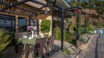 Rom – deluxe, 1 soverom, utsikt mot høyde | Balkong