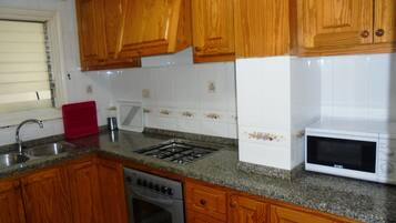 Refrigerador, microondas, horno y cafetera y tetera