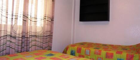 3 dormitorios, tabla de planchar con plancha, ropa de cama