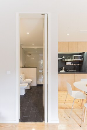 Fridge, microwave, dishwasher, coffee/tea maker - Freixo - River View Apartment (Oporto)