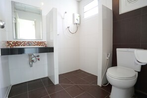 Doppia Standard | Bagno | Doccia, set di cortesia gratuito, bidet, asciugamani