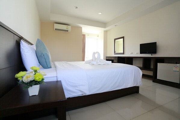 Standard szoba kétszemélyes ággyal | Hipoallergén ágynemű és laptophoz jól használható munkafelület