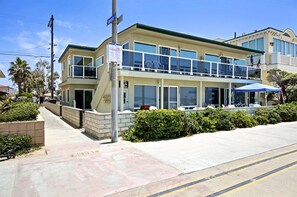 Unclassified image, 3 of 19, button