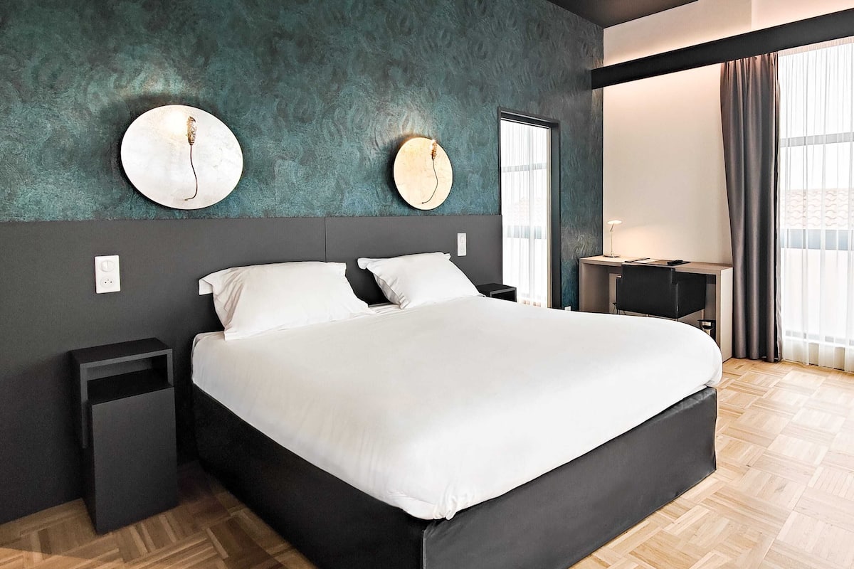 Superior Room, 1 Bedroom, Non Smoking | 1 bilik tidur, bar mini, peti besi dalam bilik, meja