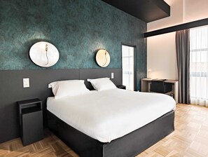 Superior Room, 1 Bedroom, Non Smoking | 1 bilik tidur, bar mini, peti besi dalam bilik, meja 