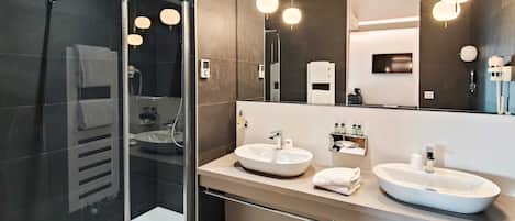 Chambre supérieure, 1 chambre, non-fumeur | Salle de bain | Douche, articles de toilette (gratuits), séchoir à cheveux