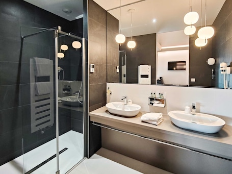 Superior Room, 1 Bedroom, Non Smoking | Bathroom. Maison Toussaint