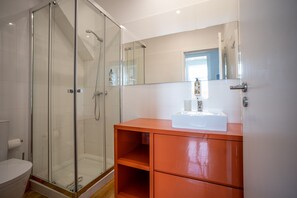 Dusche, Haartrockner, Handtücher, Seife