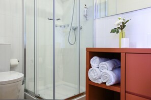 Dusche, Haartrockner, Handtücher, Seife