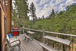 Outdoor dining - Close to Bear Mountain! PET FRIENDLY! WiFi! Wood Burning Fireplace! Telescope! Pool Table! (Big Bear Lake)