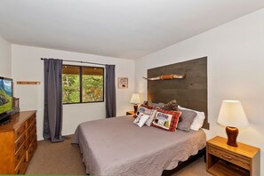 4 bedrooms, WiFi, bed sheets - Close to Bear Mountain! PET FRIENDLY! WiFi! Wood Burning Fireplace! Telescope! Pool Table! (Big Bear Lake)