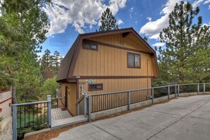 Exterior - Close to Bear Mountain! PET FRIENDLY! WiFi! Wood Burning Fireplace! Telescope! Pool Table! (Big Bear Lake)