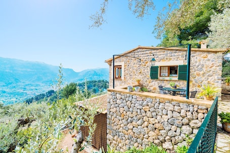 Outdoor dining. S'OLIVARET (FORNALUTX) - Chalet for 4 people in Fornalutx. Free WiFi