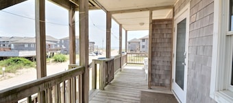 Pelican Place Cottage- Short walk to beach- Community Pool & Spa