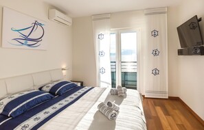 4 chambres, coffres-forts dans les chambres, lit parapluie