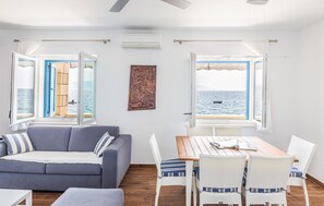 Een smart-tv, een videogameconsole, een dvd-speler en een stereo