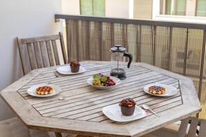 Outdoor dining - B03 - Luxury 2 Bed near Lagos Marina (Lagos)