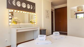 2 bedrooms, iron/ironing board, free WiFi, bed sheets