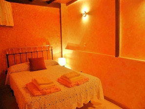 4 bedrooms, bed sheets - Cozy Cottage with Jacuzzi for 8/10 people.  (Navalosa)