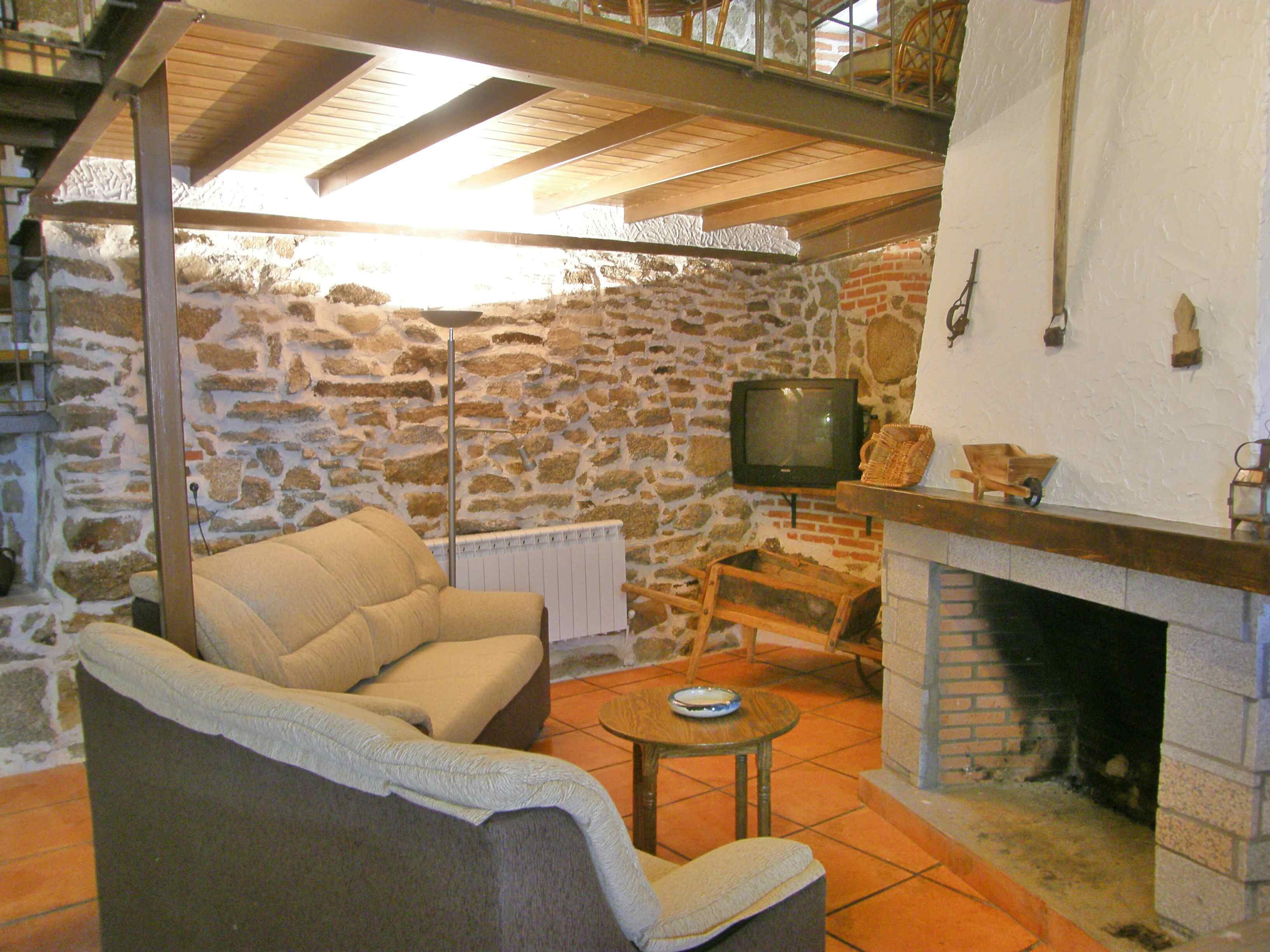 Una televisión, una chimenea, un reproductor de DVD