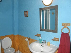 Douche, sĂšche-cheveux, serviettes fournies, savon