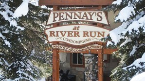 Une enseigne indiquant « Pennay's », située dans le complexe d'appartements River Run, et précisant qu'il propose des hébergements pour la nuit.