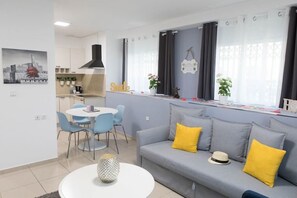 Apartamento, vistas a la ciudad | Zona de estar | Una televisión de pantalla plana