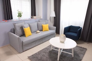 Apartamento, vistas a la ciudad | Sala de estar | Una televisión de pantalla plana