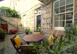 Outdoor dining - Beautifully finished 2 bedroom Georgian flat is the perfect city getaway. (Edinburgh)
