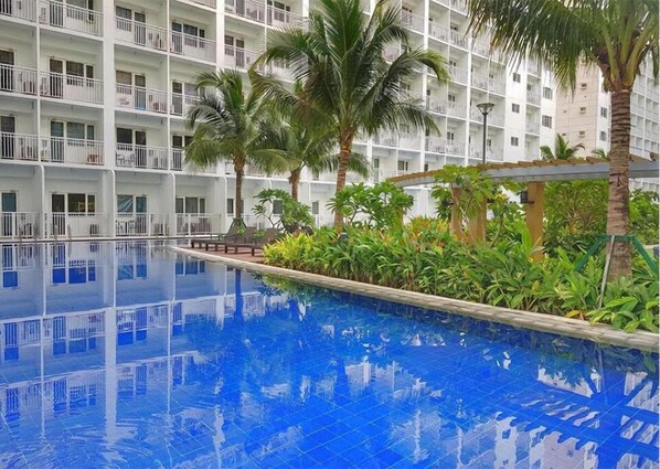 Outdoor pool, a heated pool