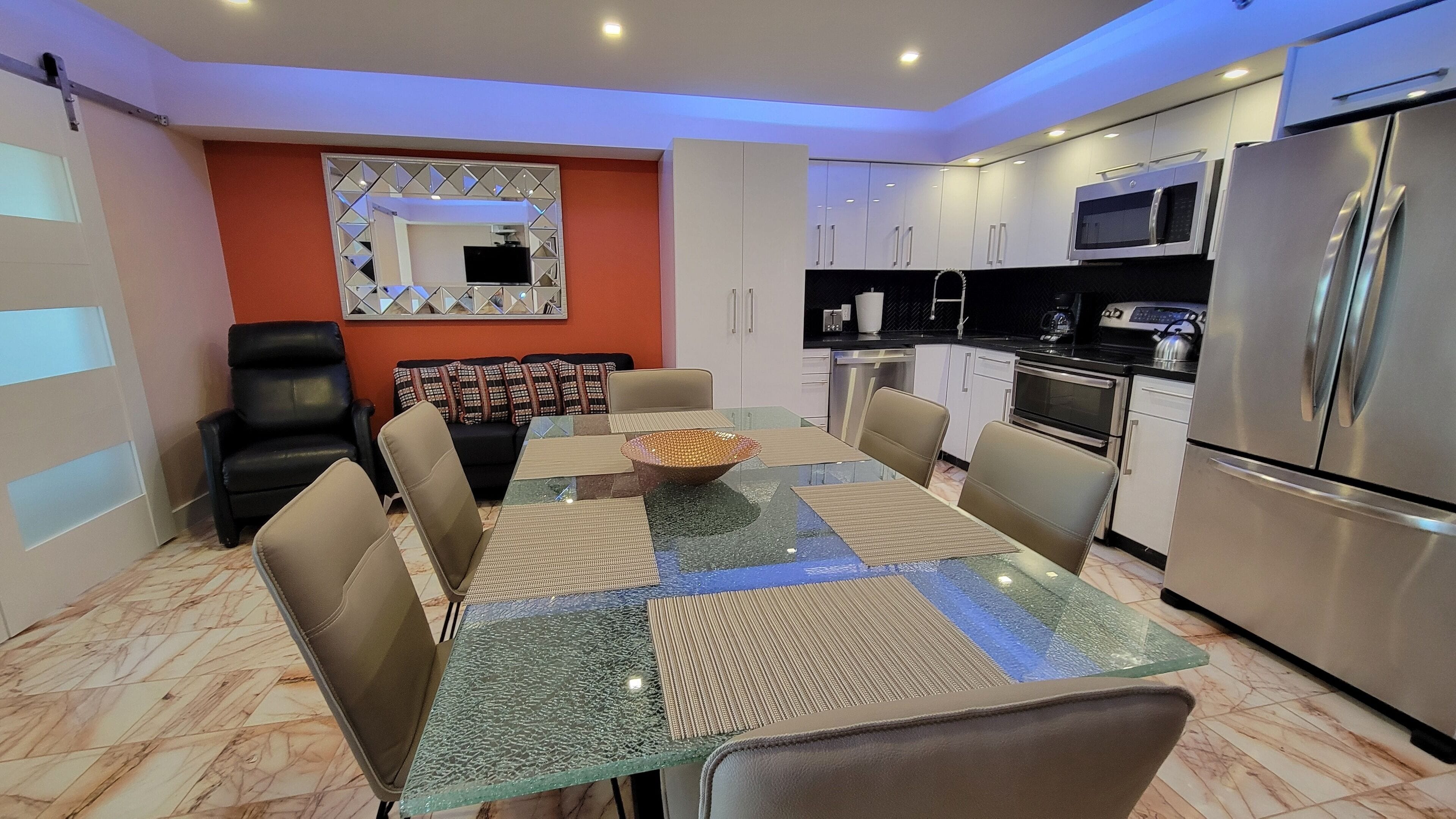 Kjøleskap, mikrobølgeovn, ovn og kokeplater