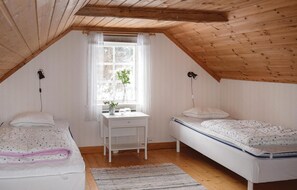 1 bedroom, travel crib, bed sheets