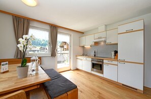 Fridge, oven, dishwasher, coffee/tea maker