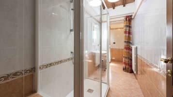 Bathtub, hair dryer, bidet, towels