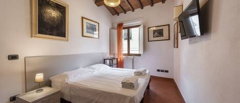 3 slaapkamers, een strijkplank/strijkijzer, wifi, beddengoed