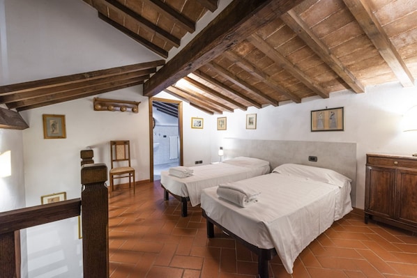 3 slaapkamers, een strijkplank/strijkijzer, wifi, beddengoed