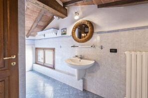 Een bad, een haardroger, een bidet, handdoeken